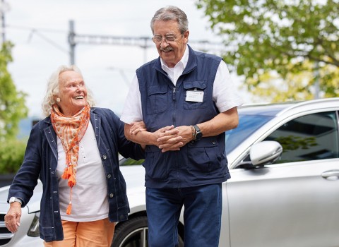 Freiwilliger Fahrer begleitet ältere Frau mit dem Auto zu medizinischen Terminen.