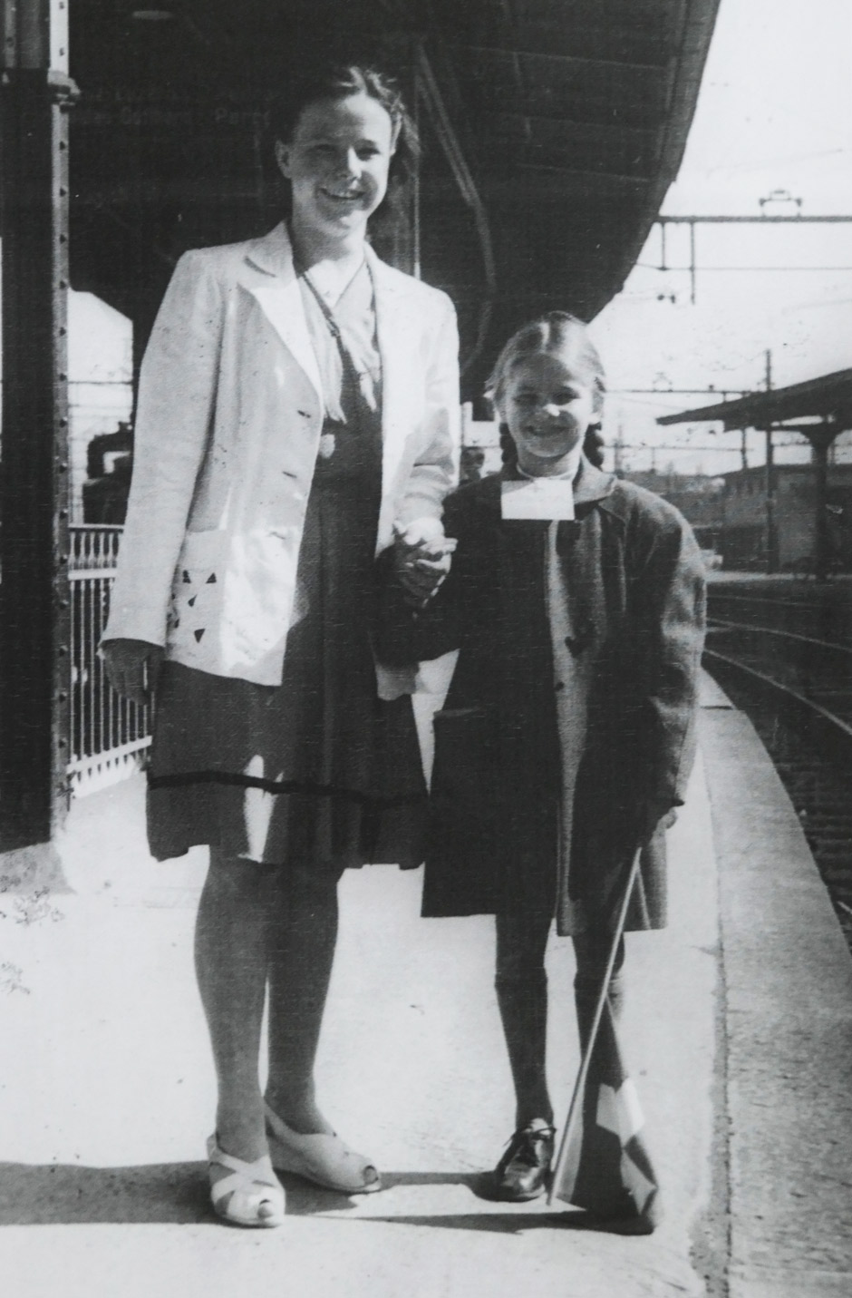 Pflegeschwester Ursula mit Edith Aichinger am Tag der Ankunft