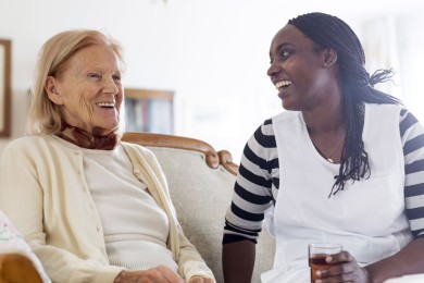 Betreuerin kümmert sich um ältere Frau im privaten Haushalt und steht ihr im Alltag zur Seite.