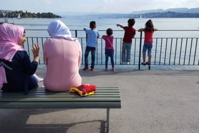Freiwillige zeigen asylsuchenden Flüchtlingen Zürich.