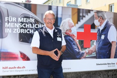 Daniel Wettstein, freiwilliger Rotkreuz-Fahrer, vor «seinem» Plakat in Thalwil. 