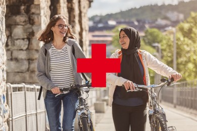 Zwei junge Frauen vom Jugendrotkreuz entdecken Zürich