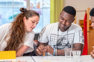 Junge Menschen lernen gemeinsam Deutsch im Gruppen-Treff