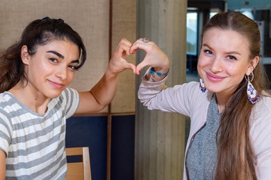Helfen macht die beiden Freiwilligen des Jugendrotkreuzes glücklich