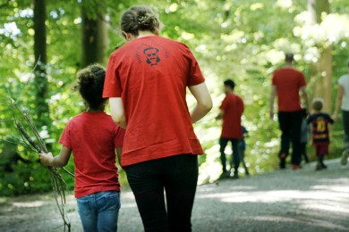 Freiwillige des Jugendrotkreuzes organisieren ein Waldwochenende mit Kindern aus Durchgangszentren
