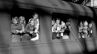 Zugkinder, die zur Erholung in die Schweiz reisten, schauen aus dem Zugfenster