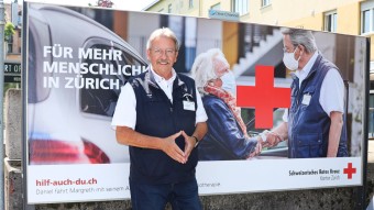Daniel Wettstein, freiwilliger Rotkreuz-Fahrer, vor «seinem» Plakat in Thalwil. 