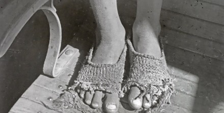 Ungarisches Kind in zerfetzten Schuhen, 1947