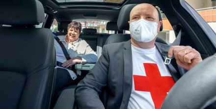 Freiwilliger Fahrer des Zürcher Rotkreuz Fahrdienstes bringt Klientin zum Arzttermin.