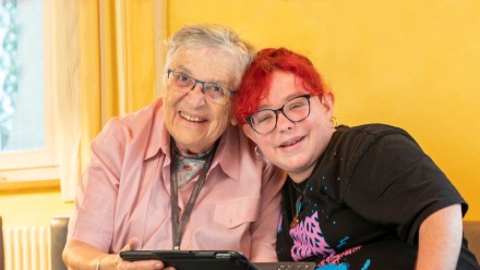 Eine Freiwillige des JRK zeigt einer Bewohnerin im Alterszentrum, wie man ein iPad bedient. 