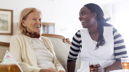 Betreuerin kümmert sich um ältere Frau im privaten Haushalt und steht ihr im Alltag zur Seite.