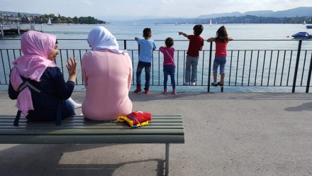 Freiwillige zeigen asylsuchenden Flüchtlingen Zürich.