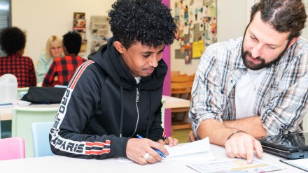 Freiwillige unterstützen fremdsprachige Schüler beim Lernen