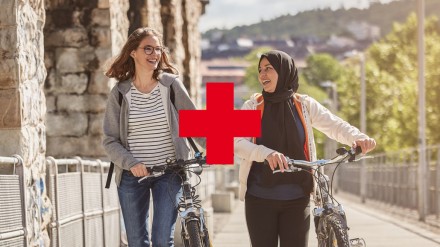 Zwei junge Frauen vom Jugendrotkreuz entdecken Zürich