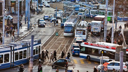 Nutzen Sie den ÖV-Begleitdienst des SRK Zürich um sicher und unfallfrei den öffentlichen Verkehr in Zürich  zu nutzen