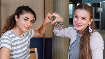 Helfen macht die beiden Freiwilligen des Jugendrotkreuzes glücklich