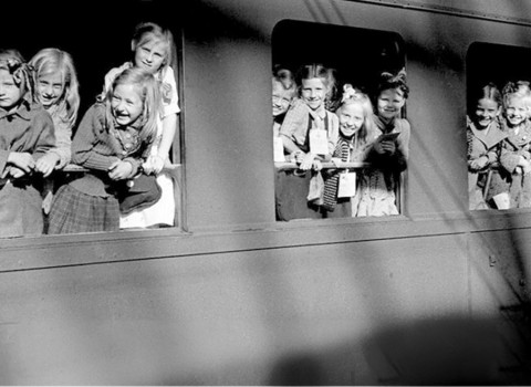 Mit den Rotkreuz-Kinderzügen kamen in den Jahren 1942–1956 Tausende ausgehungerter Kinder aus den kriegsversehrten Gebieten Europas zur Erholung in die Schweiz.