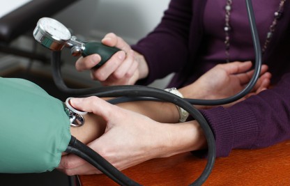 Ärztin misst Blutdruck von Sans-Papiers Patientin