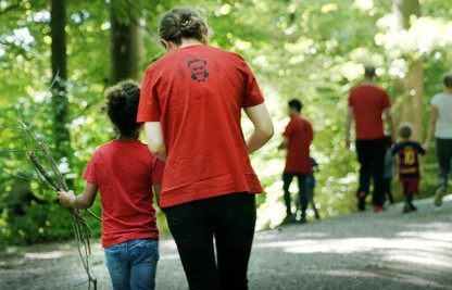 Freiwillige des Jugendrotkreuzes organisieren ein Waldwochenende mit Kindern aus Durchgangszentren
